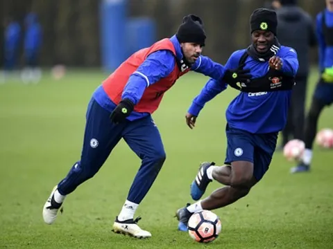 Diego Costa đá như 'máy quét' trên sân tập của Chelsea
