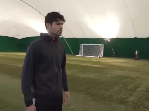 Diego Costa dứt điểm ngon lành trong thử thách với máy