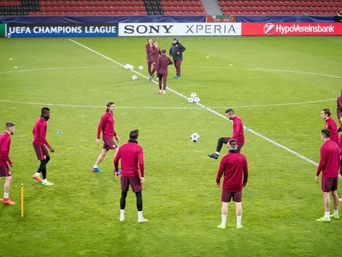 Diego Simeone xỏ giày ra sân tập cùng các học trò