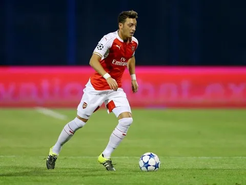 Điểm tin chiều 17/02: Ibra ôm mộng vô địch; Oezil trung thành với Arsenal; Sanchez sang Italia