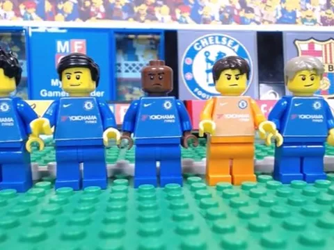 Diễn biến trận hòa giữa Chelsea và Barcelona theo phong cách lego