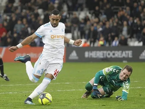 Payet khiến thủ môn đối phương chấn thương vì pha đi bóng đẳng cấp