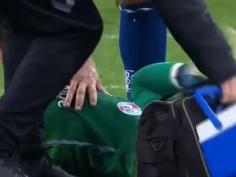Dimitri Payet quá khéo, vừa ghi bàn vừa khiến thủ môn chấn thương