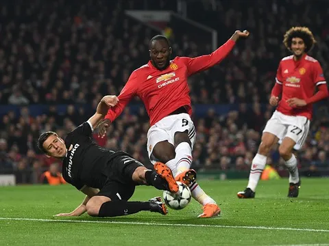 Lukaku lên án đồng đội và thừa nhận MU xứng đáng bị loại