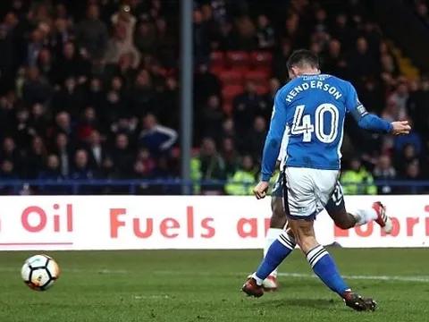 Đội bóng tí hon Rochdale khiến Tottenham ôm hận ở phút bù giờ