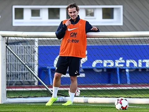 Đồng đội căng sức tập luyện, Griezmann vô tư tạo dáng chụp ảnh