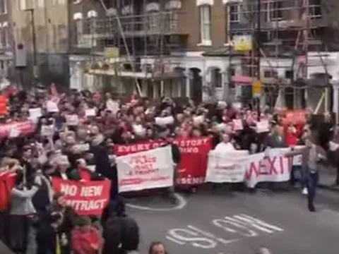 Dòng người biểu tình đòi Wenger ra đi