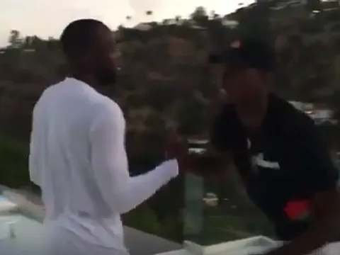Động tác bắt tay bí mật giữa Lukaku và Pogba