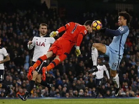 Được biếu không hai bàn, Man City vẫn bị Gà trống cầm hòa