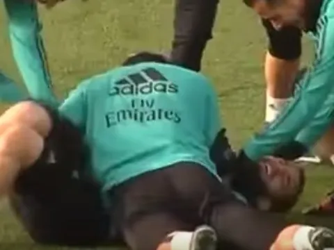 Được dịp, Ronaldo 'tấn công' đồng đội trên sân tập