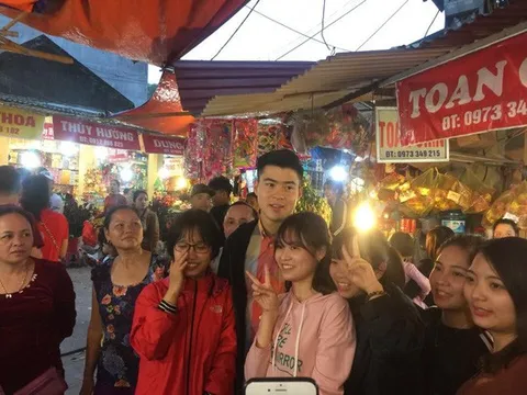 Đội phó U23 Duy Mạnh được người hâm mộ vây quanh khi đến đền Bà Chúa Kho