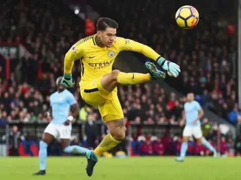 Thủ môn Man City tuyên bố sẵn sàng đá tiền vệ nếu Pep Guardiola cần