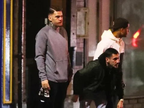 Ederson 'tút' lại vẻ điển trai trước đại chiến Liverpool