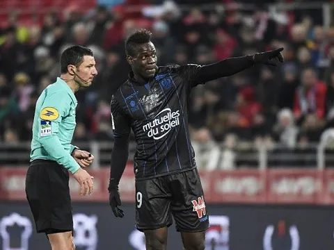 Balotelli bị phạt vì yêu cầu CĐV dừng phân biệt chủng tộc