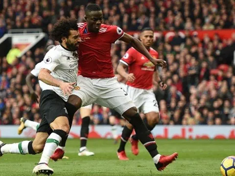 Eric Bailly xoay compa loại bỏ Salah khiến CĐV thán phục