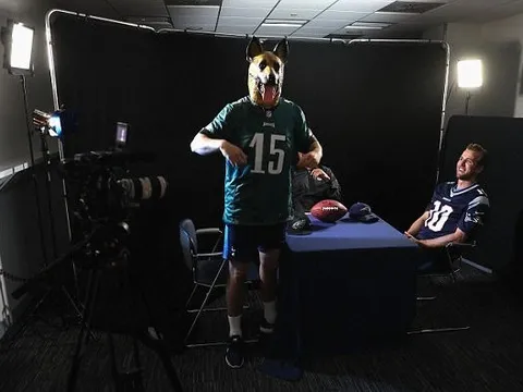 Eric Dier hóa... "chó" trước trận Super Bowl