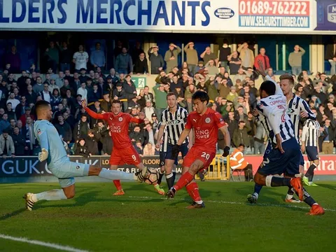 Leicester bị đá khỏi FA Cup bởi 10 người của CLB hạng ba