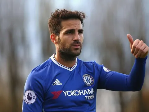 Fabregas 'nhắc nhở' Courtois về vị trí của mình tại Chelsea