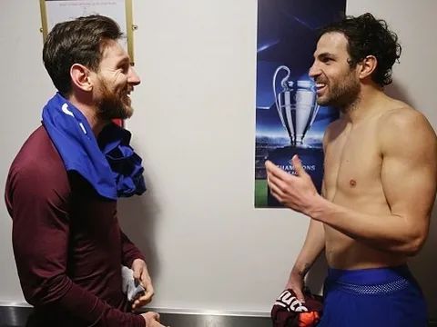 Fabregas tranh thủ “tâm sự mỏng” với Messi sau trận