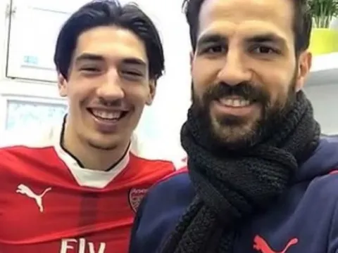 Fabregas vui vẻ bên sao Arsenal trước thềm đại chiến của hai đội