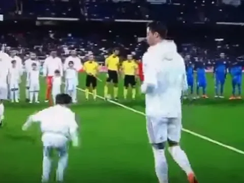 Fan cuồng hí hửng khi được Ronaldo dắt ra sân
