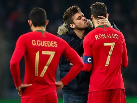 Fan cuồng vào sân 'âu yếm' Cristiano Ronaldo