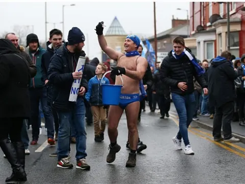 Fan Everton 'cởi tất' trước SVĐ chờ tiếp đón Man City