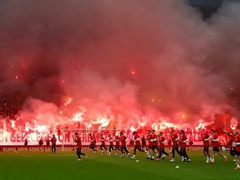 Fan Fenerbahce chơi sang, đốt pháo sáng cổ vũ đội nhà tập luyện