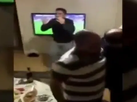 Fan Galatasaray tức giận với pha hỏng ăn trước Fenerbahçe vào giây cuối
