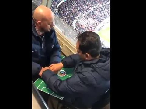 Fan khiếm thính theo dõi Barcelona thi đấu thế nào?