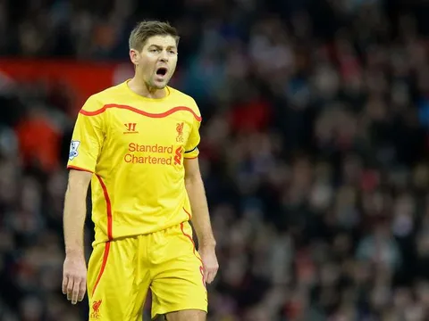 Fan Liverppool 'sôi máu' khi tên Gerrard xuất hiện tại Old Trafford