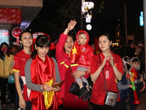 Fan nữ Hà Thành đầu trần ăn mừng chiến tích U23 Việt Nam