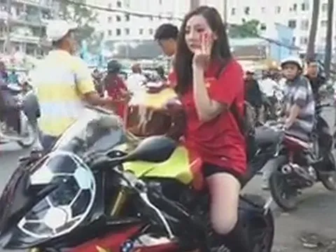 Fan nữ xinh đẹp cưỡi motor phân khối lớn đến cổ vũ Công Phượng