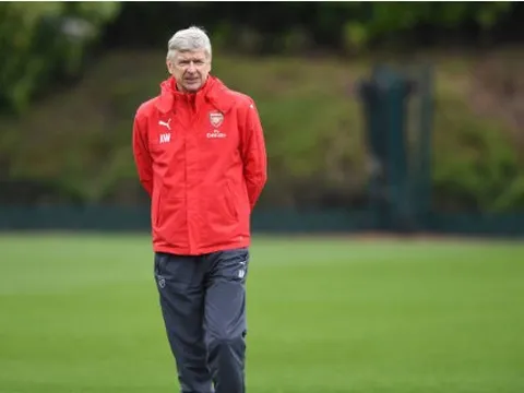 Fan 'tấn công' Wenger ngay trước sân tập của Arsenal