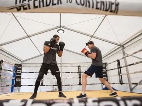 Ferdinand tập luyện đặc biệt, sẵn sàng cho lần đầu thượng đài boxing