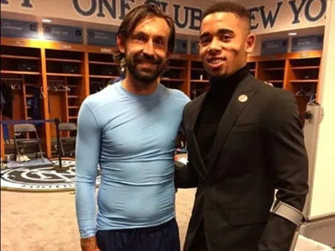Gabriel Jesus chống nạng đi gặp mặt Pirlo trên đất Mỹ