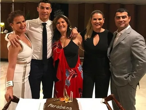 Gác bỏ mọi thứ, Ronaldo lại là muốn ẵm danh hiệu "Ông chồng của năm"
