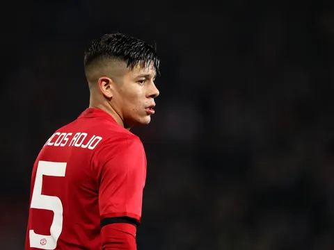Gác lại vinh quang, Man Utd vẫn khốn đốn với bài toán hậu vệ trái
