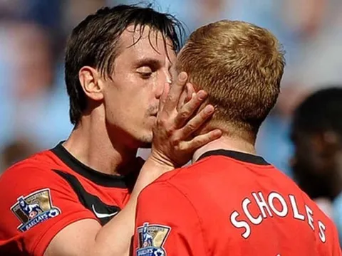 Gary Neville bênh Scholes, chống lại Mourinho