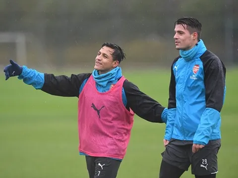 Gạt bỏ tin đồn, Sanchez "quấn riết" Xhaka trên sân tập