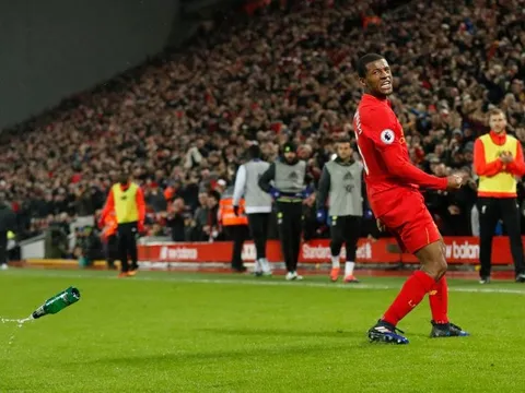 Chelsea đối mặt án phạt nặng vì một... chai bia