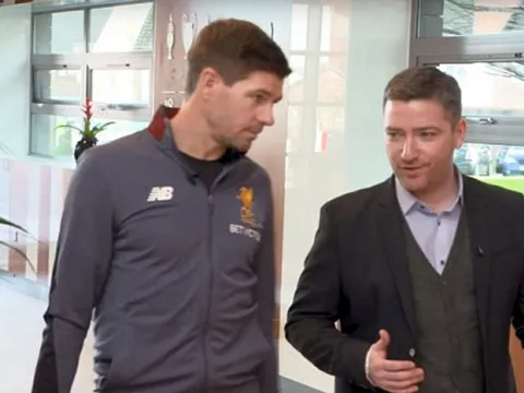 Gerrard đảm nhận vai trò dẫn tour tham quan Melwood