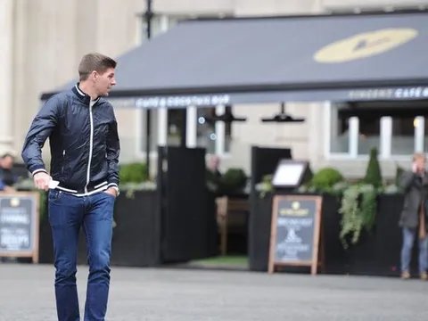 Gerrard đau đầu vì bị chuột... tấn công