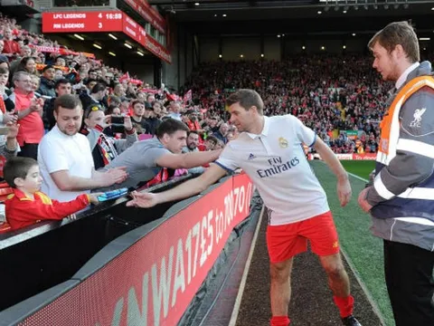 Gerrard ghi bàn, huyền thoại Liverpool thắng 'cực đẹp' trước Real