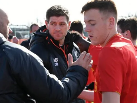 Gerrard giúp sức, U18 Liverpool vào vòng Play-off giải trẻ NHA