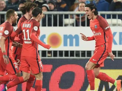 Ghi bàn ầm ầm, Cavani khiến tất cả "ngả mũ"