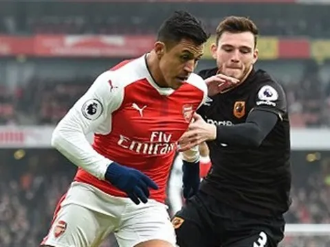 Ghi cúp đúp vào lưới Hull, Sanchez sánh ngang với Henry