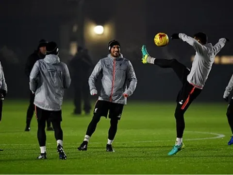 Giải quyết khủng hoảng, Liverpool luyện phòng ngự bóng bổng