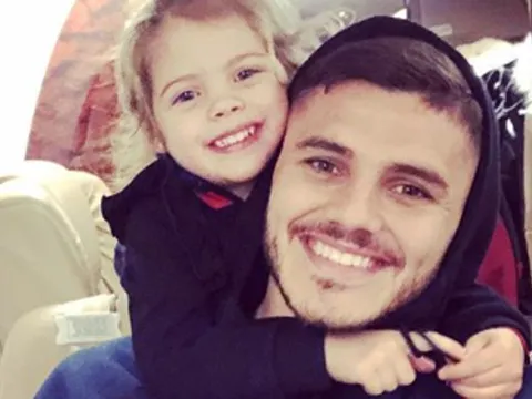 Giải sầu, Icardi đi chơi cùng con gái rượu