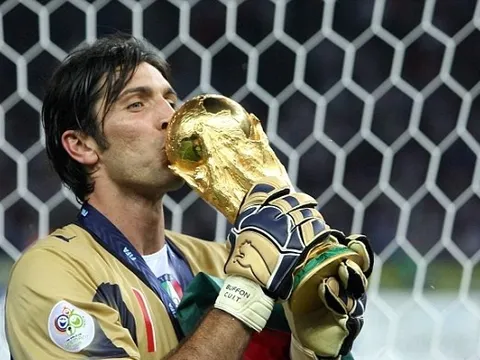Gianluigi Buffon - Xứng danh "người nhện"